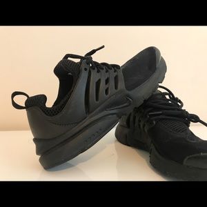 Kids/Women’s Triple Black Nike Presto Size 7y/8.5